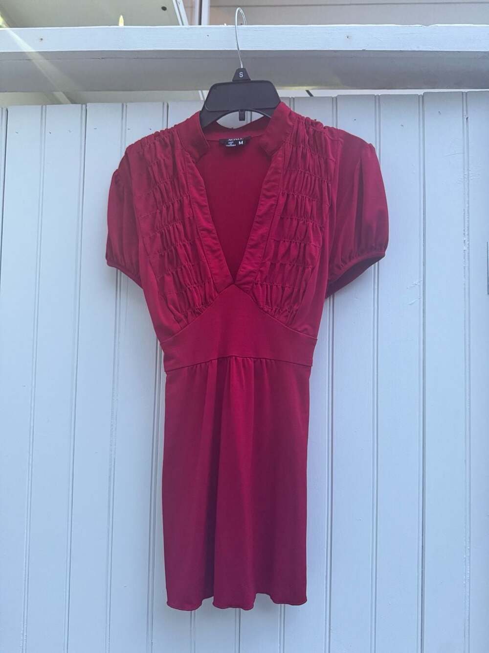 XOXO Women's Red Ruched V-Neck Short Sleeve Tie-Back Top Size M